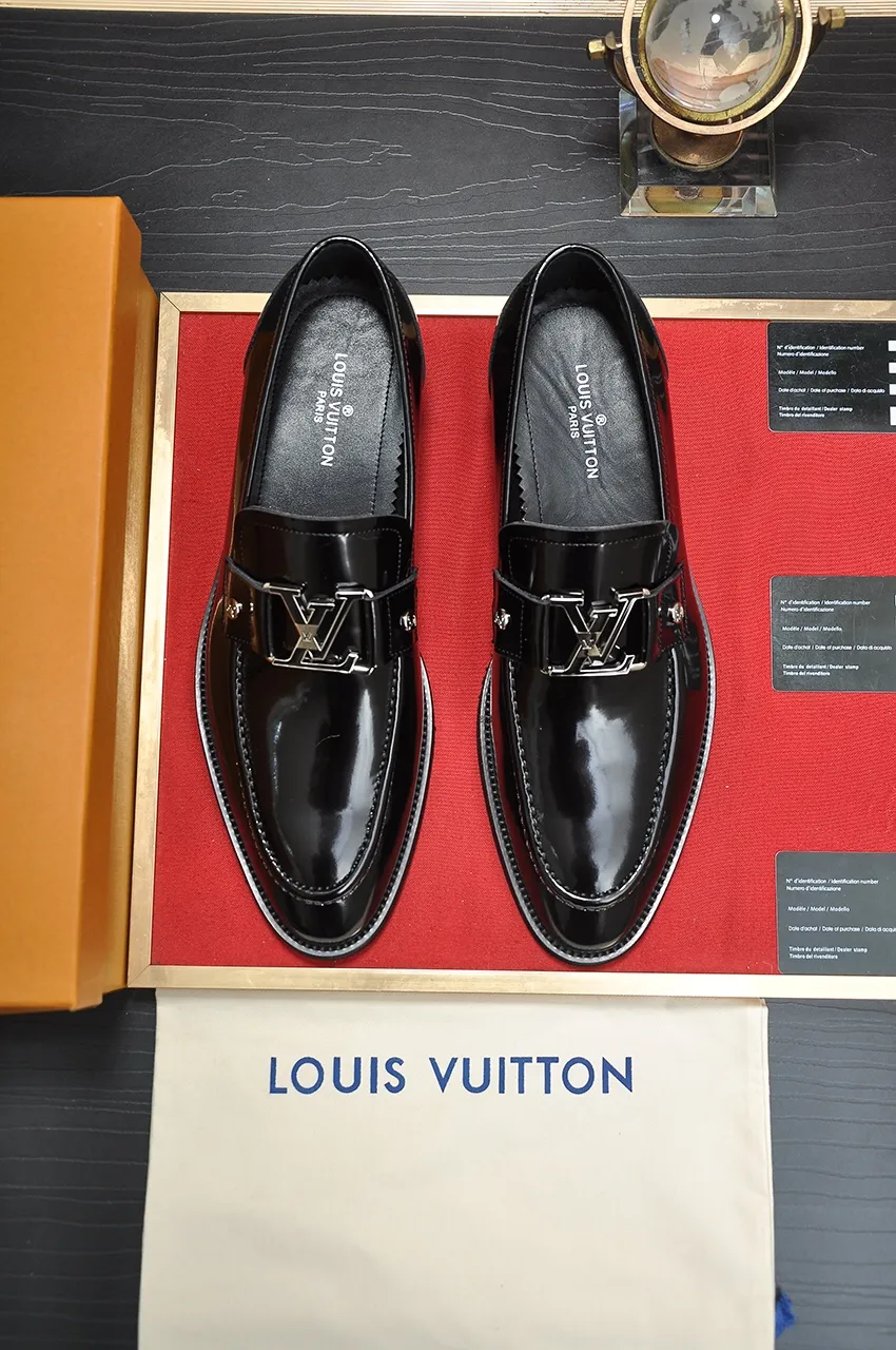 Men's men's shoes 💰500💶 [LV] (original single cowhide lining) 🍀LV's latest genuine leather business suit shoes are launched simultaneously on the official website. The first-layer cowhide imported from Italy is made of heavy gold, 💥official website 1:1 rubber outsole. Versatile to wear, high-end without losing class, and the color combination is extraordinary. This four-season style is alluring when worn on your feet, showing off your big-name flair. Standard code 38-45 (45 customized)